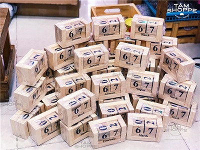 Lịch gỗ để bàn hàng về tháng 06/2018